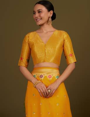 yeloow silk blend banarasi jacuard work saree with unstitched blouse piece 5