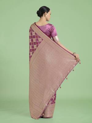 onion silk blend banarasi jacuard work saree with unstitched blouse piece 3