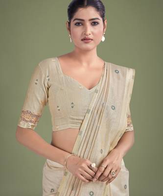 off white red silk blend banarasi jacuard work saree with unstitched blouse piece 4