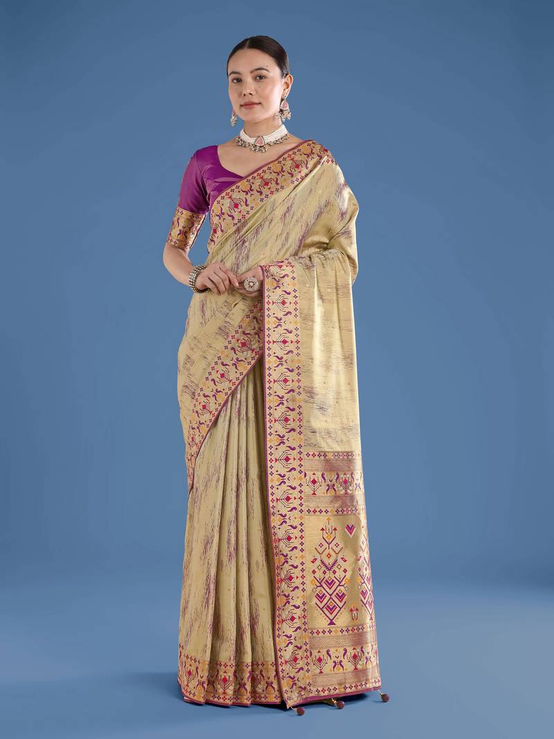 Cream silk blend jacuard work saree with unstitched blouse piece