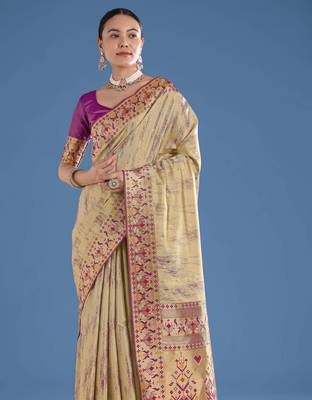 Cream silk blend jacuard work saree with unstitched blouse piece 2