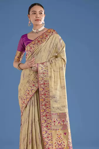 Cream silk blend jacuard work saree with unstitched blouse piece