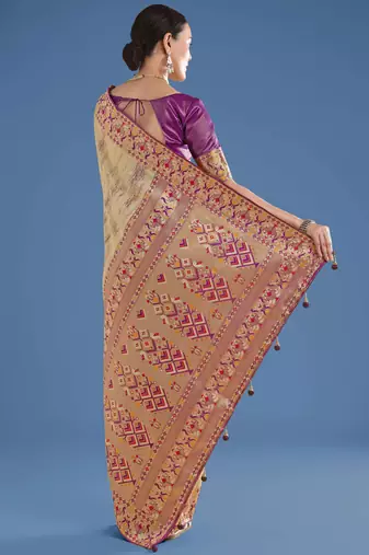 Cream silk blend jacuard work saree with unstitched blouse piece