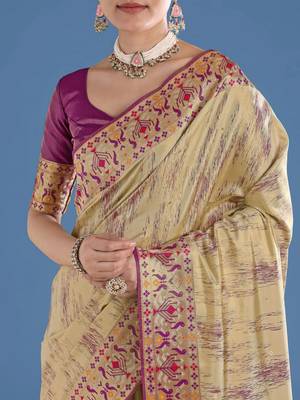 Cream silk blend jacuard work saree with unstitched blouse piece 4