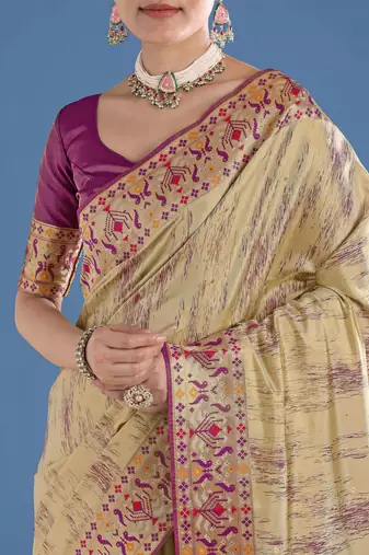 Cream silk blend jacuard work saree with unstitched blouse piece
