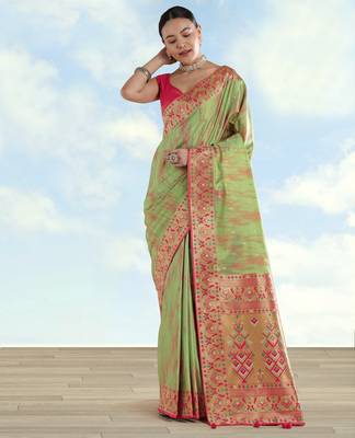 pista silk blend banarasi jacuard work saree with unstitched blouse piece 2