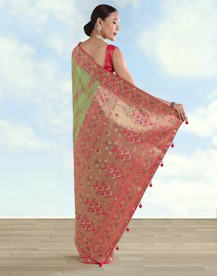 pista silk blend banarasi jacuard work saree with unstitched blouse piece 3