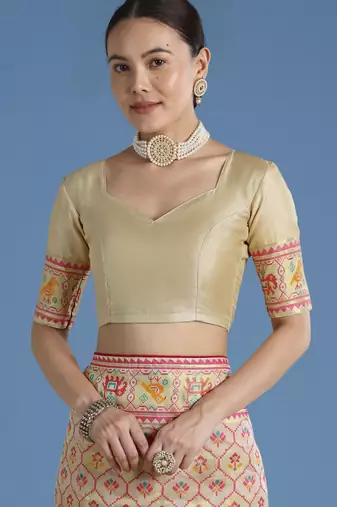 Cream banarasi silk blend jacuard work saree with unstitched blouse piece