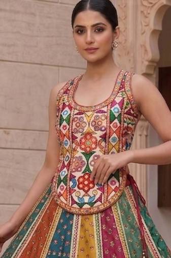 Multicolor embroidered cotton round-neck blouse