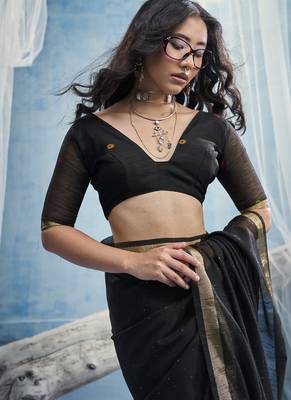 Black munga silk blend handloom saree & contrast weaving border with tissue pallu 4