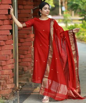 Red jaquard kanchi cotton v neck kurti dupatta set 1