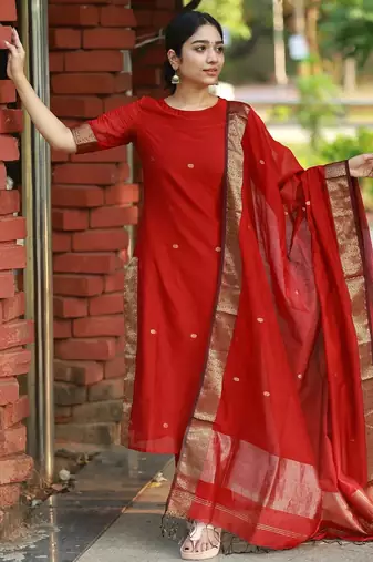 Red jaquard kanchi cotton v neck kurti dupatta set