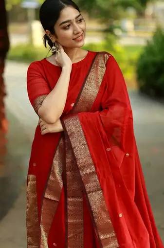 Red jaquard kanchi cotton v neck kurti dupatta set