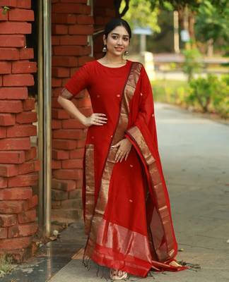 Red jaquard kanchi cotton v neck kurti dupatta set 4