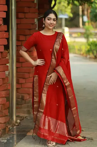 Red jaquard kanchi cotton v neck kurti dupatta set