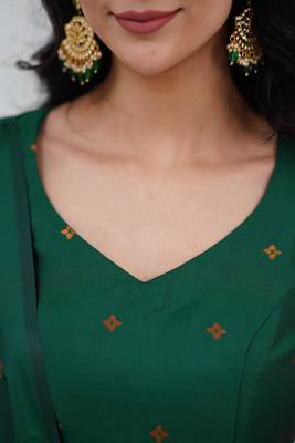 Green jaquard kanchi cotton v neck kurti dupatta and pant  set 5