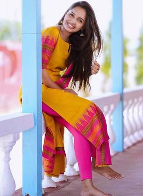 Yellow jaquard kanchi cotton v neck kurti dupatta set 3
