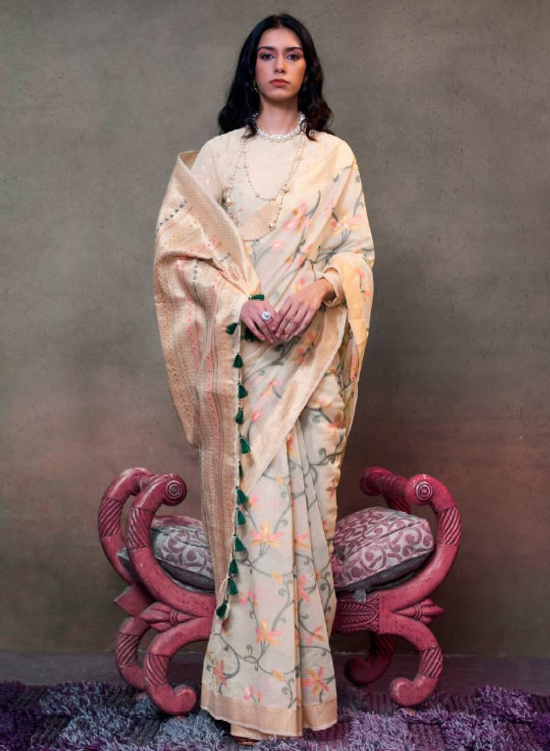 Woven design zari silk blend banarasi saree