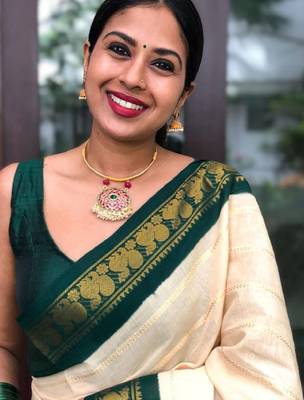 Woven design zari silk blend banarasi saree 3