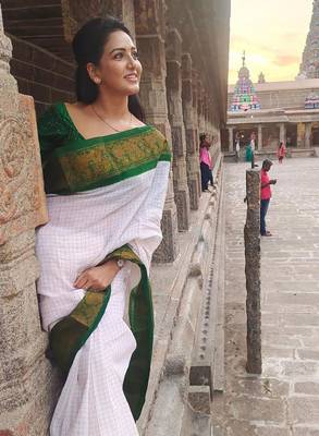 Checked woven design banarasi saree 3