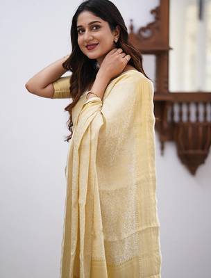 Woven design floral zari banarasi saree 4