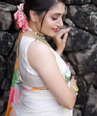 Ethnic motifs woven designed zari banarasi silk saree 4