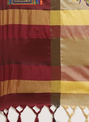 Women beige & maroon embellished kutchi embroidered silk cotton saree 4