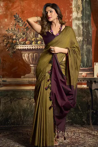 Mehendi green cotton blend saree with contrast pallu & unstiched blouse piece