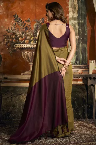 Mehendi green cotton blend saree with contrast pallu & unstiched blouse piece