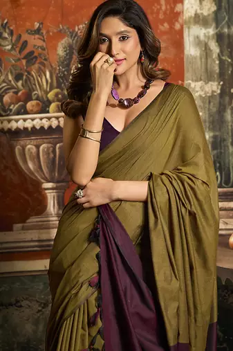 Mehendi green cotton blend saree with contrast pallu & unstiched blouse piece