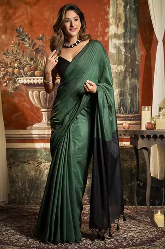 Dark green cotton blend saree with contrast pallu & unstiched blouse piece