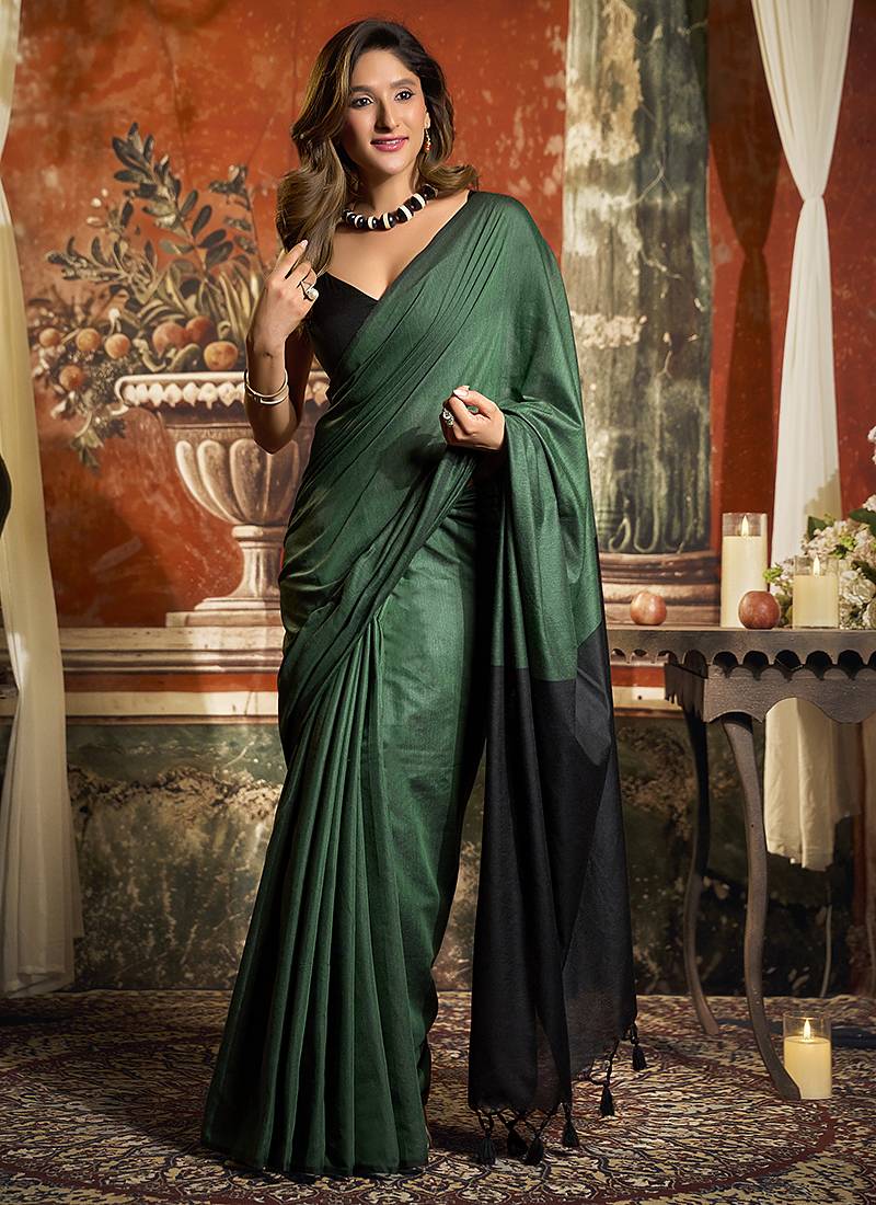 Dark green cotton blend saree with contrast pallu & unstiched blouse piece