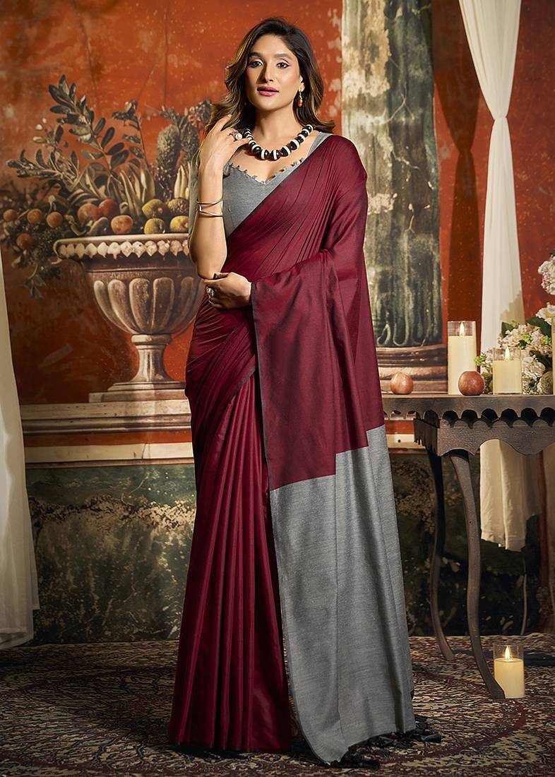 Maroon cotton blend saree with contrast pallu & unstiched blouse piece