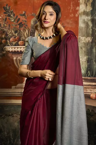 Maroon cotton blend saree with contrast pallu & unstiched blouse piece