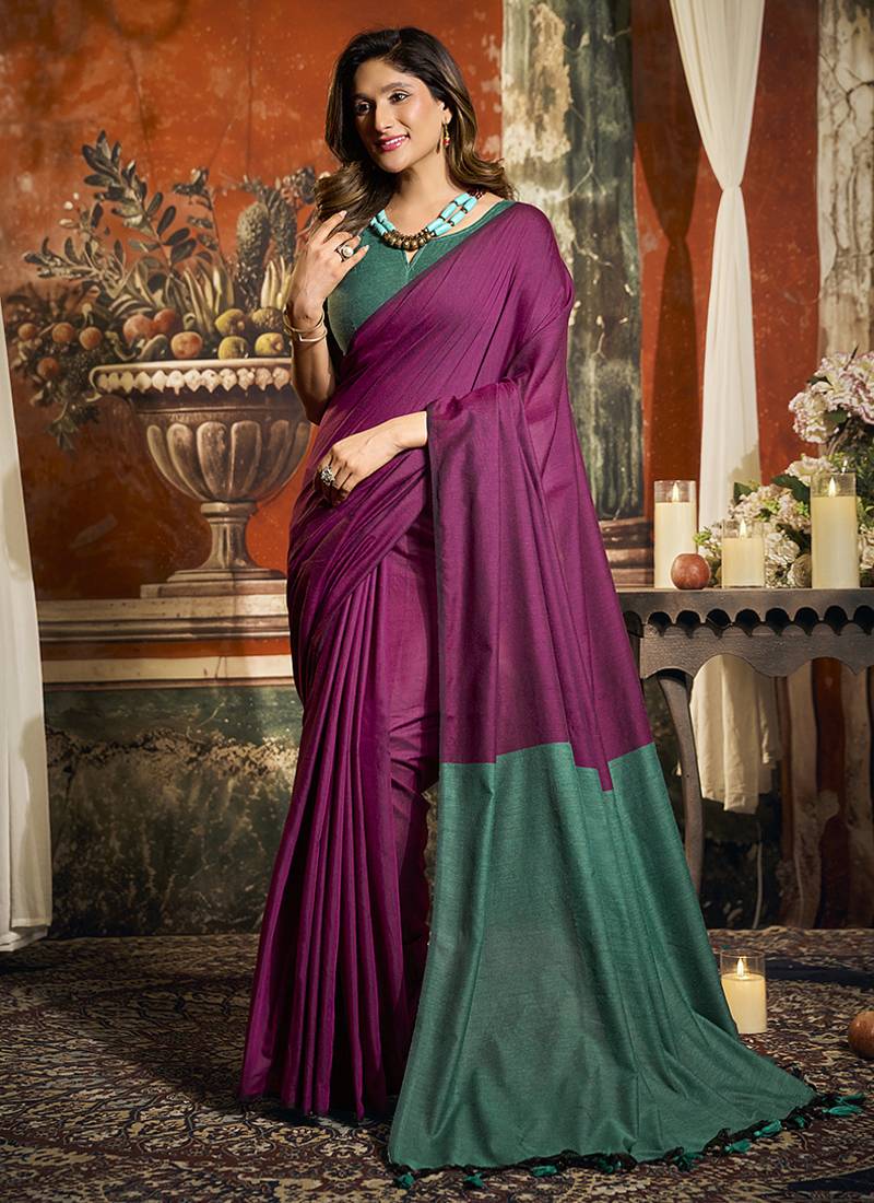 Magenta cotton blend saree with contrast pallu & unstiched blouse piece