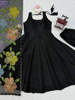 Black natural crepe anarkali suit set with printed tabby silkblend dupatta 4