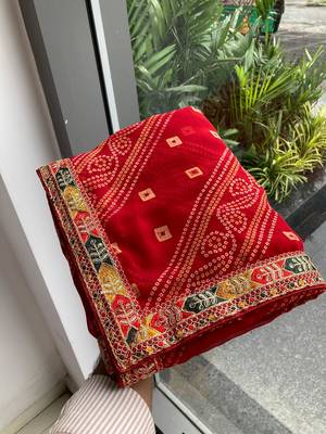 Red soft georgette digital print saree with embroidered border & banglory silkblend blouse 3