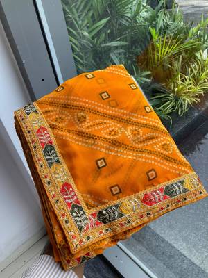 Yellow soft georgette digital print saree with embroidered border & banglory silkblend blouse 3