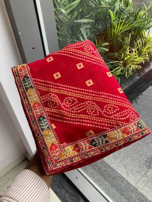 Maroon soft georgette digital print saree with embroidered border & banglory silkblend blouse 3