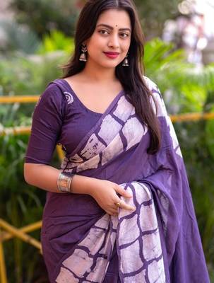 Printed floral ethnic motifs linen digital saree with blouse piece 3
