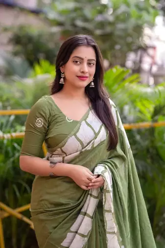 Printed floral ethnic motifs linen digital saree with blouse piece