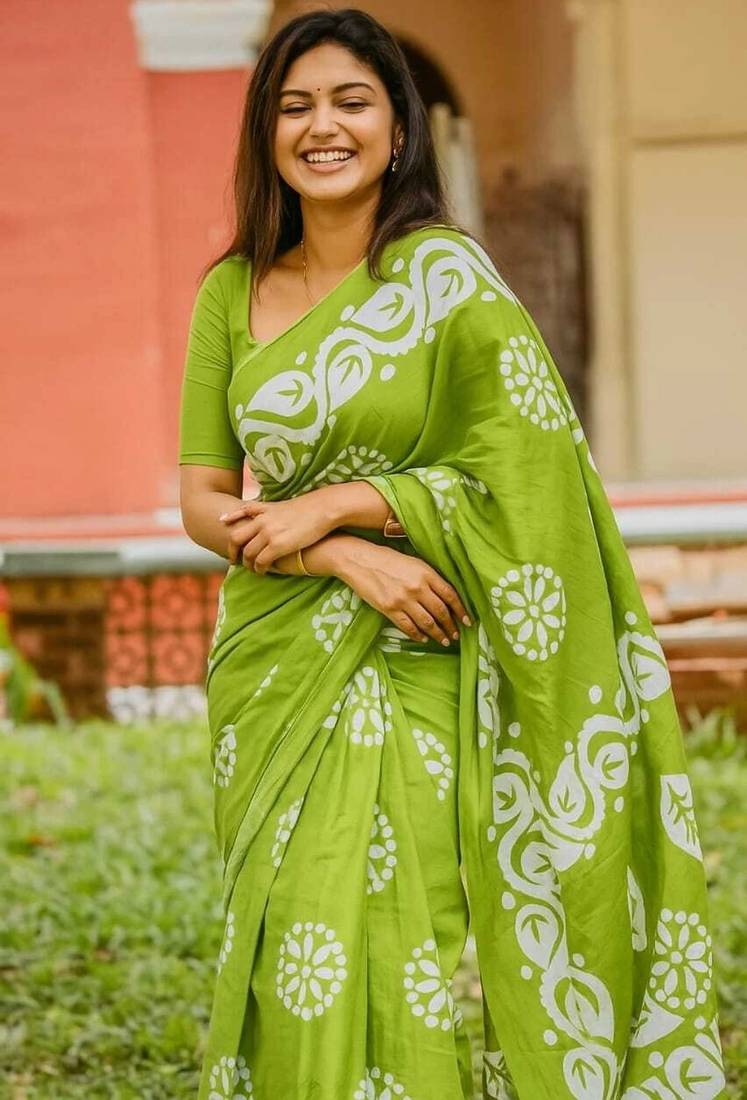 Printed floral ethnic motifs linen digital saree with blouse piece