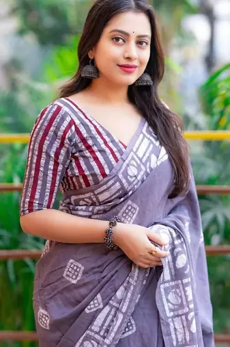 Printed floral ethnic motifs linen digital saree with blouse piece