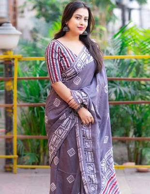 Printed floral ethnic motifs linen digital saree with blouse piece 3