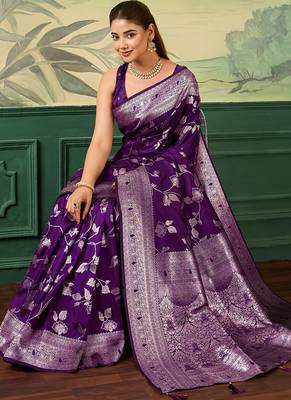 Woven design floral zari silk blend handloom banarasi saree with blouse piece 4