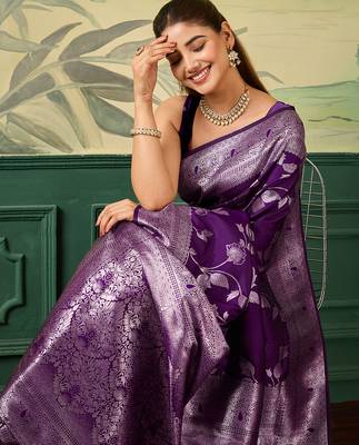 Woven design floral zari silk blend handloom banarasi saree with blouse piece 5