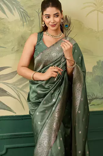 Woven design zari silk blend handloom banarasi saree with blouse piece