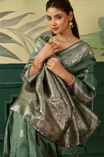 Woven design zari silk blend handloom banarasi saree with blouse piece