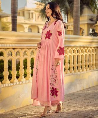 Women floral embroidered regular thread work kurta with trousers & with dupatta 2