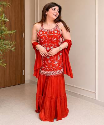 Women floral embroidered regular thread work kurta with sharara & with dupatta 5